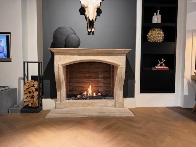 Schouw van kalksteen, stijlvol en authentiek showroommodel, Huis en Inrichting, Haarden, Zo goed als nieuw, Overige soorten