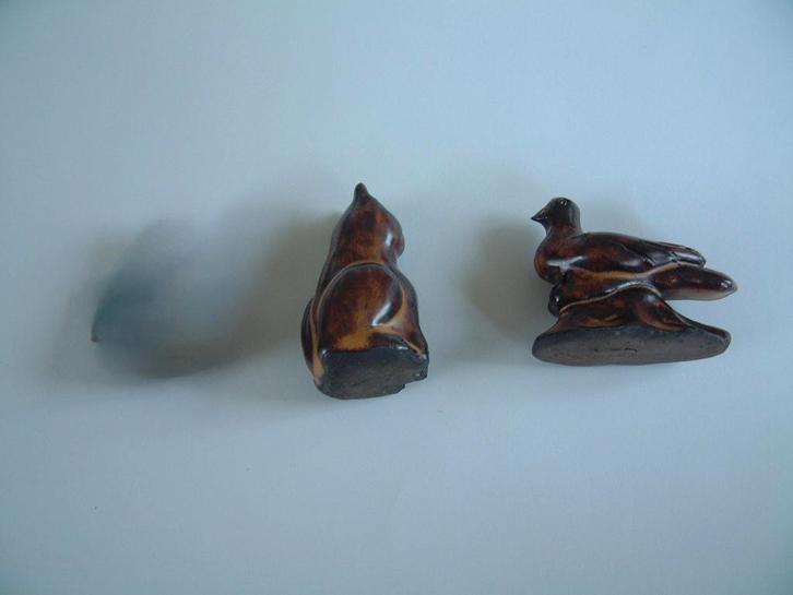 2 beeldjes eend en poes pottenbakkerij kerameikos, Verzamelen, Beelden en Beeldjes, Zo goed als nieuw, Dier, Ophalen of Verzenden