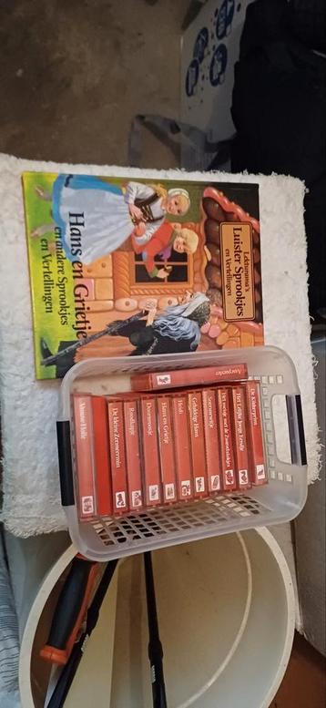 13 sprookjesboeken met bijpassende luister cassettebandjes.  beschikbaar voor biedingen
