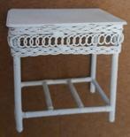 Miniatuur wit rieten bijzettafeltje (metaal) 1:12, Ophalen of Verzenden, Gebruikt, Decoratie