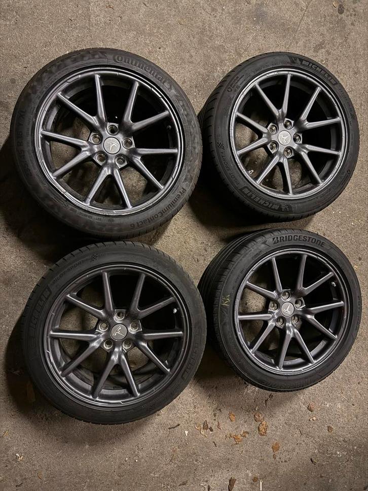 Tesla Velgen 18 inch - Set van 4, Auto-onderdelen, Banden en Velgen, Velg(en), Zomerbanden, 18 inch, 235 mm, Personenwagen, Gebruikt