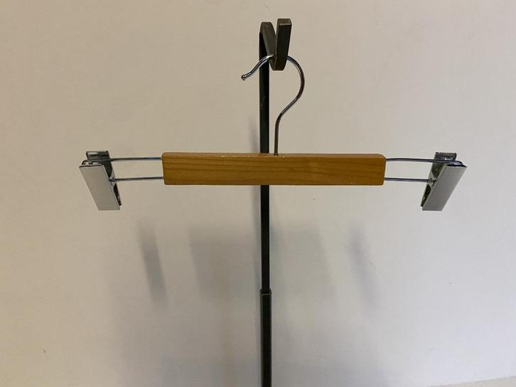 Luxe houten broekhangers met metalen clips – 17 stuks!, Kleding | Dames, Kledinghangers, Zo goed als nieuw, Hout, Volwassenen