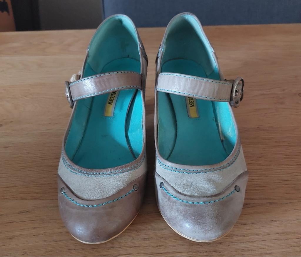 Leuke Pumps met bandje van Manas  - Maat 39, Ophalen, Pumps, Beige, Manas