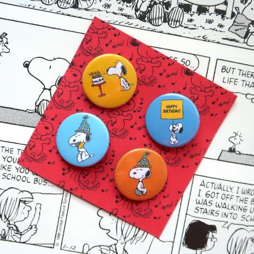 Peanuts Snoopy verjaardag pins buttons badges speldjes set, Verzamelen, Speldjes, Pins en Buttons, Nieuw, Button, Figuurtje, Verzenden
