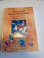 Daar Wordt Aan De Deur Geklopt - Sinterklaas, Ophalen of Verzenden, Zo goed als nieuw, Fictie algemeen
