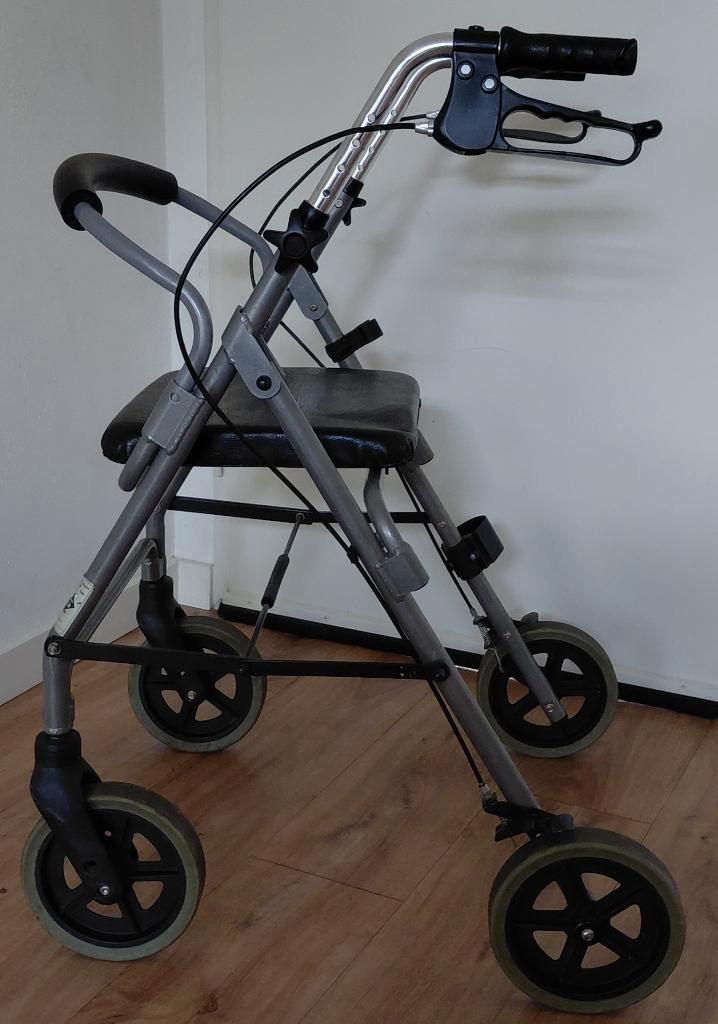 Rollator 'Days' + zachte rugsteun + grote zitplank  (7.2 kg), Diversen, Rollators, Zo goed als nieuw, Lichtgewicht, Opvouwbaar