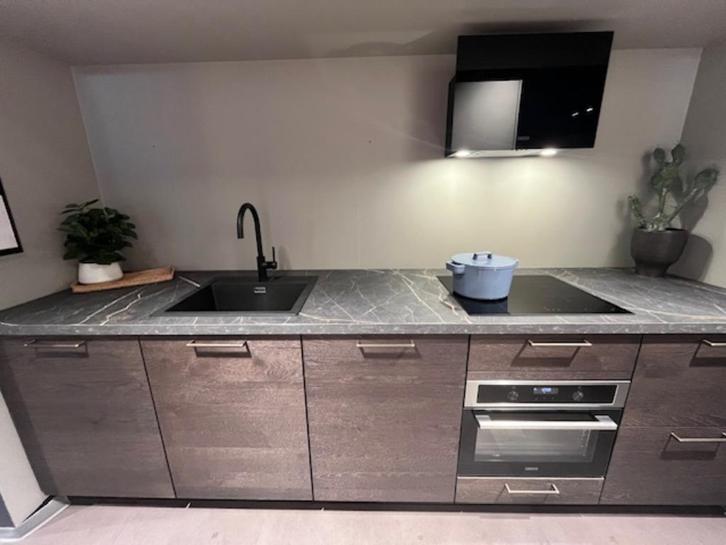 Kvik Veda keuken l Donker Eiken fronten, Huis en Inrichting, Keuken | Complete keukens, Nieuw, Enkelwandige keuken, Bruin, Kunststof
