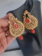Vintage verguld design oorbellen met steentjes, Sieraden, Tassen en Uiterlijk, Ophalen of Verzenden, Zo goed als nieuw, Goud, Overige materialen