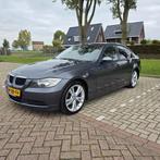 BMW 3-Serie E90 318i 2.0 Benzine – 2007 – Grijs Metallic, Achterwielaandrijving, 4 cilinders, 129 pk, 75 €/maand