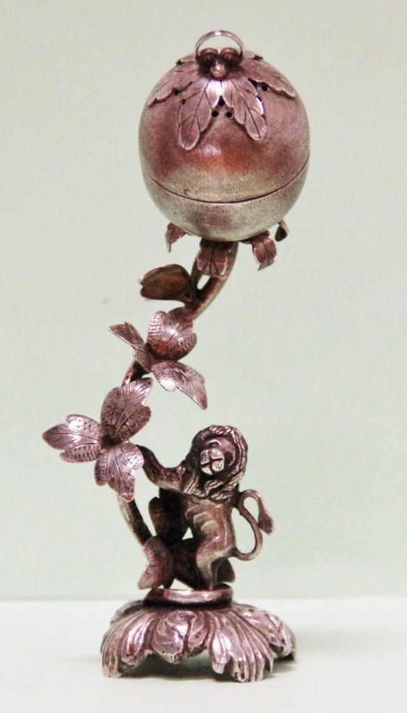 judaica/ zilveren vruchtvormige joodse kruidendoos met leeuw, Antiek en Kunst, Antiek | Religie, Verzenden