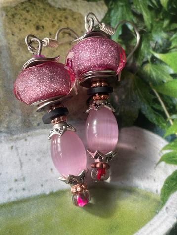 Roze cat’s eye hangers beschikbaar voor biedingen