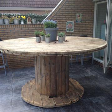 Robuuste Industriële Houtenspoel - DIY Picknicktafel beschikbaar voor biedingen