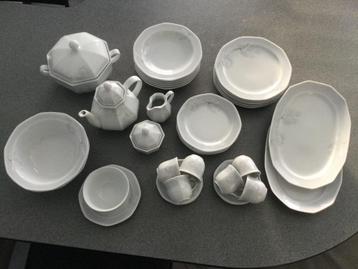 6 persoons porseleinen eet/ thee servies beschikbaar voor biedingen