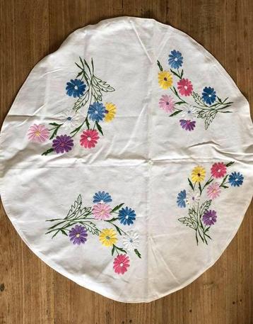Rond geborduurd kleedje beschikbaar voor biedingen