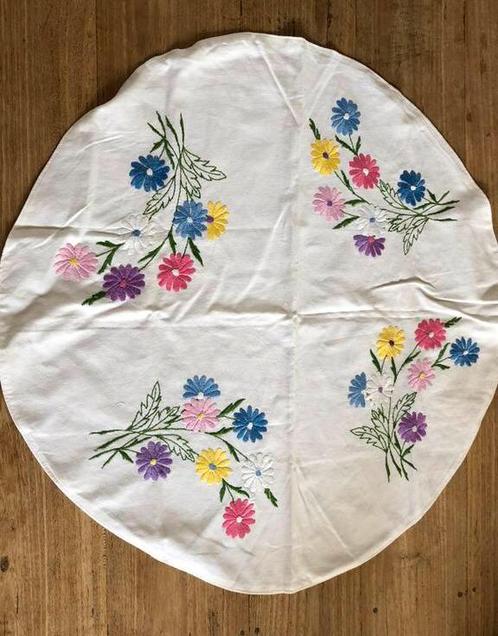 Rond geborduurd kleedje, Antiek en Kunst, Antiek | Kleden en Textiel, Ophalen of Verzenden