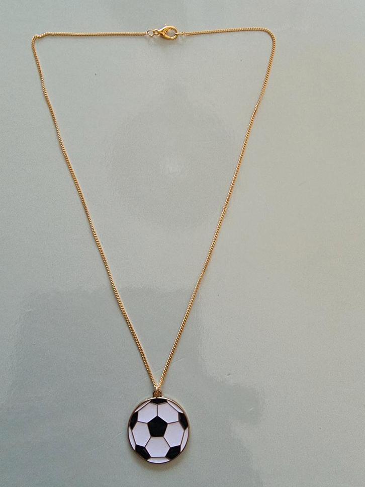 Gouden Ketting met Voetbal Hanger, Sieraden, Tassen en Uiterlijk, Kettingen, Nieuw, Overige materialen, Goud, Met hanger, Ophalen of Verzenden