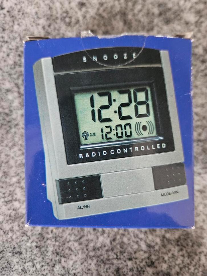 Reiswekker Radio Controlled, Huis en Inrichting, Woonaccessoires | Klokken, Nieuw, Wekker of Tafelklok, Digitaal, Ophalen of Verzenden