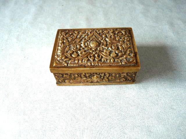 Antiek indonesisch sigarettendoosje djokja javaans  , Antiek en Kunst, Kunst | Niet-Westerse kunst, Ophalen of Verzenden