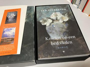 Knielen op een bed violen Jan Siebelink speciale editie beschikbaar voor biedingen