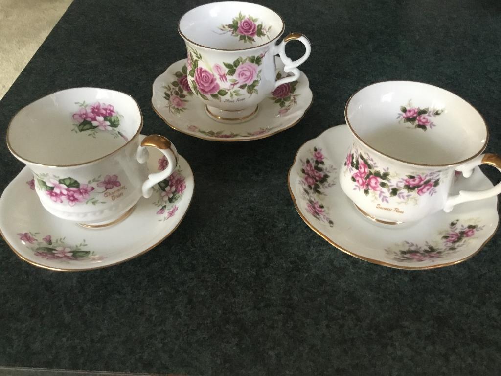 Royal Ascot Engelse Kop en Schotels 3 stuks € 10,00, Ophalen of Verzenden, Zo goed als nieuw, Porselein, Kop en/of schotel