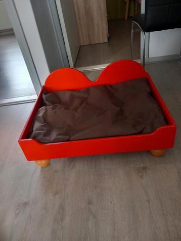 Leuke hondenmand op poten, hout beschikbaar voor biedingen