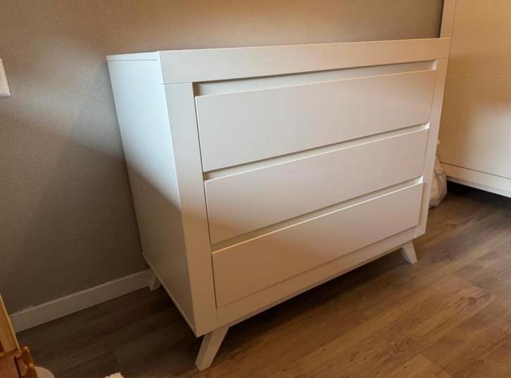 Babykamer 2 delig ledikant en commode, Kinderen en Baby's, Kinderkamer | Commodes en Kasten, Zo goed als nieuw, 90 tot 105 cm