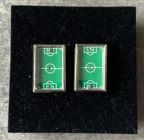 2x Manchetknopen (voetbalveld, voetballetje, zilver(achtig)), Sieraden, Tassen en Uiterlijk, Manchetknopen, Zo goed als nieuw