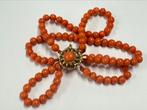 16473 Diep rood.Tijdloos. Vol karakter met 14k goud, Ophalen of Verzenden, Zo goed als nieuw, Met bedels of kralen, Rood