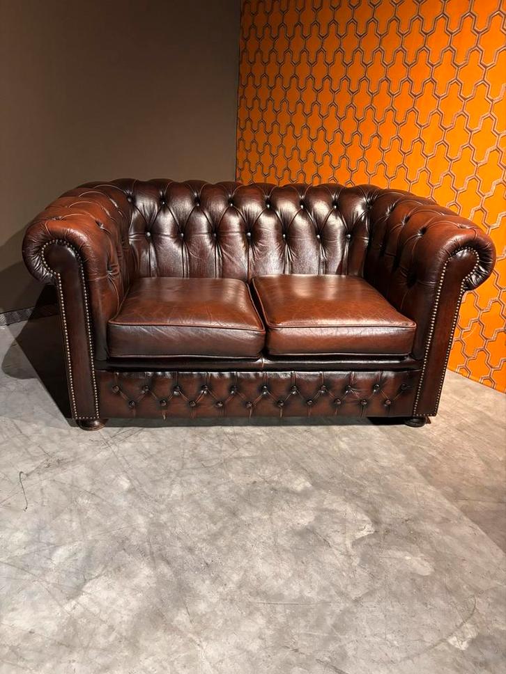 Antiekbruine Chesterfield 2-zits Bank zgan, Huis en Inrichting, Banken | Bankstellen, Gebruikt, Rechte bank, Tweepersoons, 150 tot 200 cm