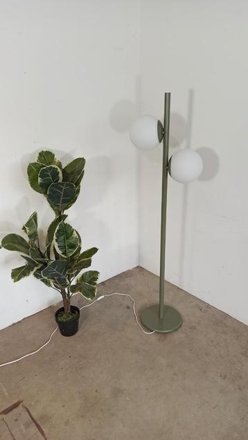 Vintage hal melkbolglas lamp olijfgroen vloerlamp beschikbaar voor biedingen