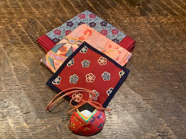 Japanse Zijden Sjaal & Geluks Amulet / hangertje - Nieuw, Verzamelen, Overige Verzamelen, Nieuw, Ophalen of Verzenden