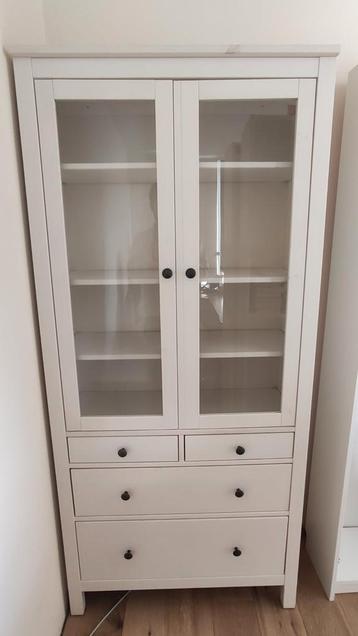 IKEA Hemnes Boekenkast met Glazen Deuren - Gebruikt beschikbaar voor biedingen