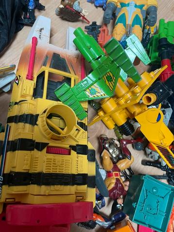 Zak met vintage speelgoed(onderdelen) beschikbaar voor biedingen