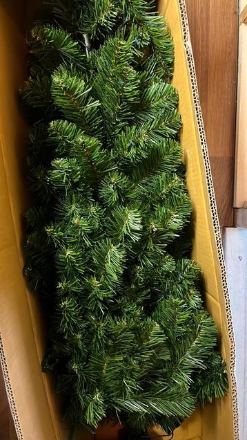 Groene kunst kerstboom met lampjes beschikbaar voor biedingen