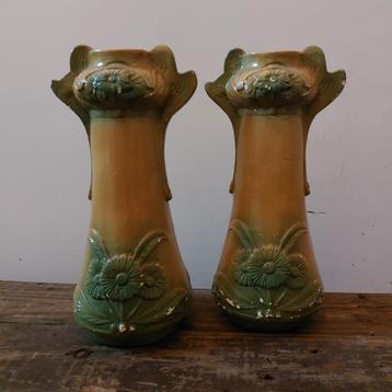 Oude gipsen vazen beschikbaar voor biedingen