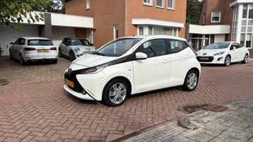Toyota Aygo 1.0 12V Vvt-i X-play 5drs 2015 Wit I Camera navi beschikbaar voor biedingen