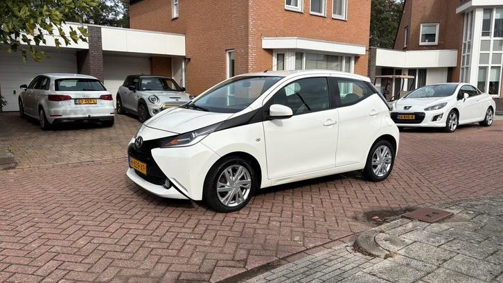 Toyota Aygo 1.0 12V Vvt-i X-play 5drs 2015 Wit I Camera navi, Auto's, Toyota, Particulier, Aygo, Airbags, Airconditioning, Bluetooth