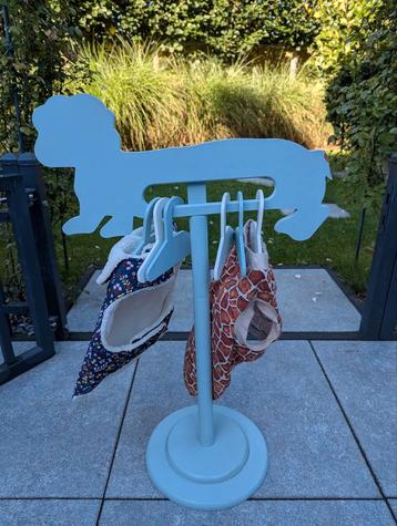 Kledingrek met 6 hangers  beschikbaar voor biedingen