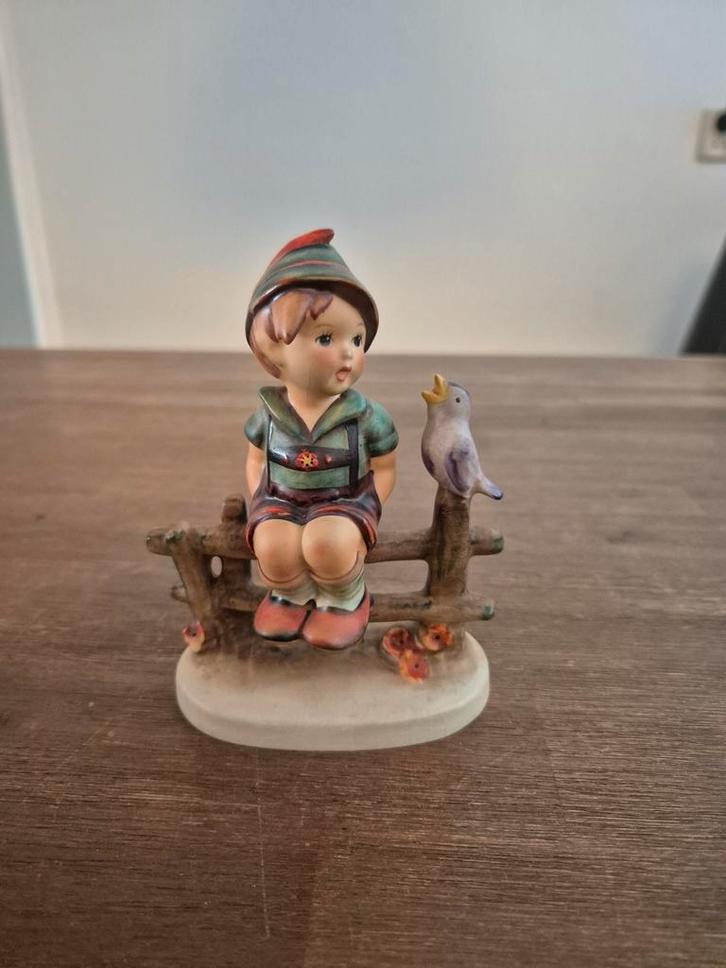 M.J. Hummel beeldje - Jongen op hek met vogel (1938), Antiek en Kunst, Antiek | Keramiek en Aardewerk, Ophalen of Verzenden