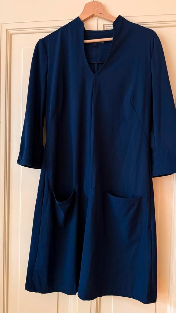 La Dress jurkje travelstof - Maat M donkerblauw, Kleding | Dames, Jurken, Gedragen, Maat 38/40 (M), Blauw, Boven de knie, Ophalen of Verzenden