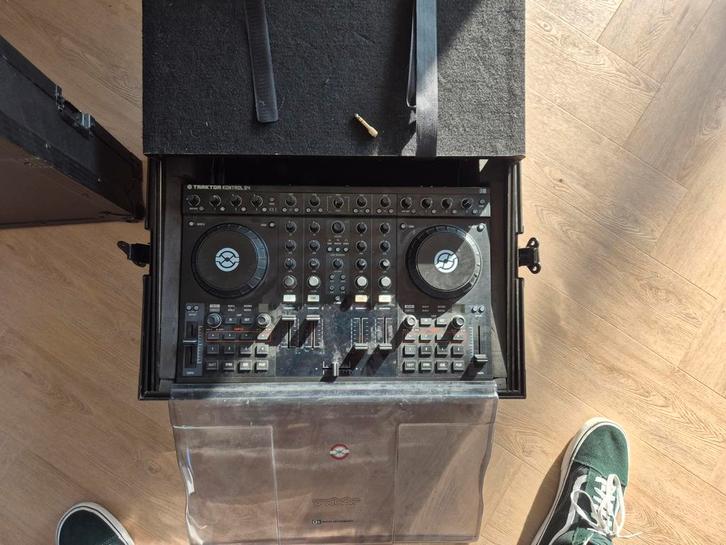 Native Instruments Kontrol S4 + Flightcase + Microfoon, Muziek en Instrumenten, Dj-sets en Draaitafels, Ophalen of Verzenden