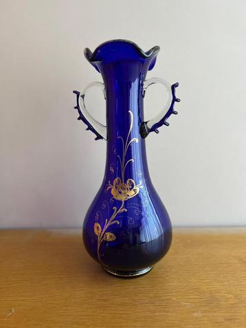 Blauwe glazen vaas met gouden details beschikbaar voor biedingen