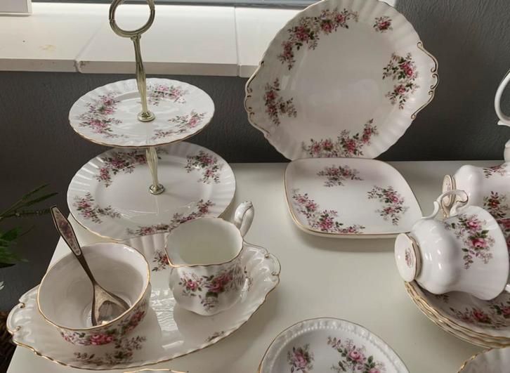 Royal albert servies lavendel rose, Huis en Inrichting, Keuken | Servies, Zo goed als nieuw, Kop(pen) en/of Schotel(s), Overige stijlen
