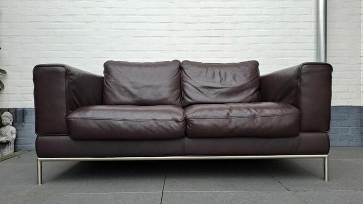 Ikea Arild 2-zits leren bank - Bruin, Huis en Inrichting, Banken | Bankstellen, Gebruikt, Rechte bank, Tweepersoons, 75 tot 100 cm