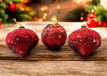3 rode kerstballen versierd met pailletten en kant beschikbaar voor biedingen