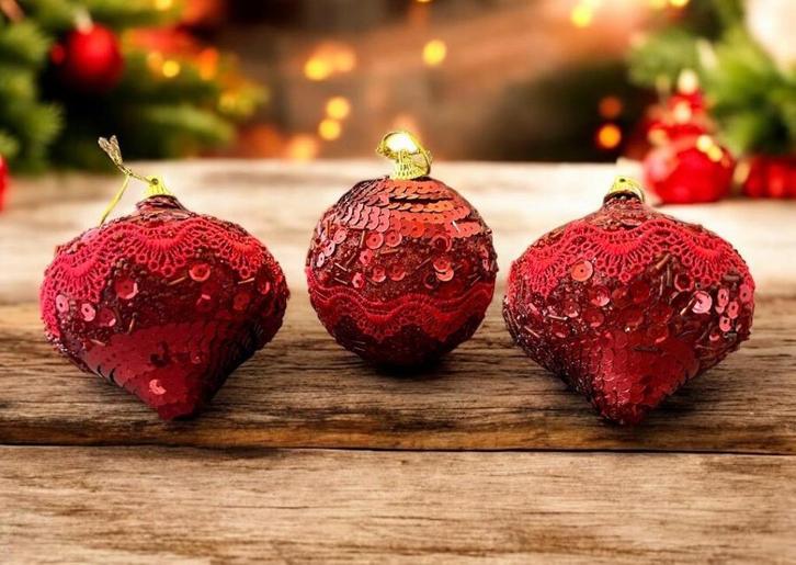 3 rode kerstballen versierd met pailletten en kant, Diversen, Kerst, Zo goed als nieuw, Ophalen of Verzenden