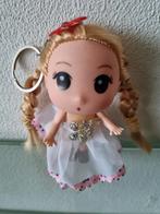 Orig,OKAT MEISJE SLEUTELHANGER,outftit/schoentjes,12cm,Igst!, Ophalen of Verzenden, Zo goed als nieuw, Knuffel of Figuurtje