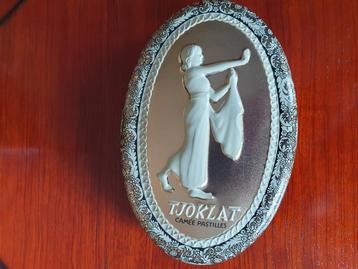 Tjoklat camee blik beschikbaar voor biedingen