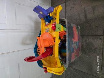 Grote doos vol tuut tuut auto's en banen. beschikbaar voor biedingen