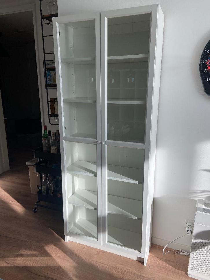Witte Billy boekenkast met glazen Oxberg deurtjes, Huis en Inrichting, Kasten | Boekenkasten, Gebruikt, 50 tot 100 cm, 200 cm of meer